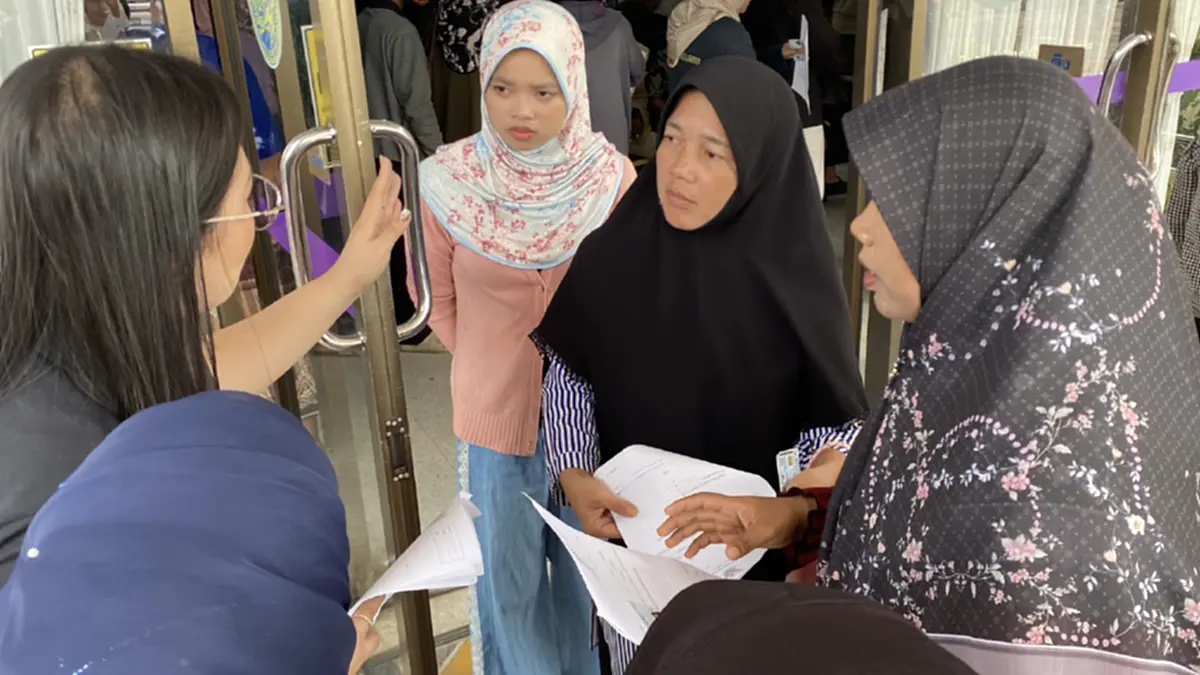 นราฯ ร่ำไห้หลุดบัตรคนจน อ้างมีรถทิพย์ ขนส่งเร่งช่วยด่วน