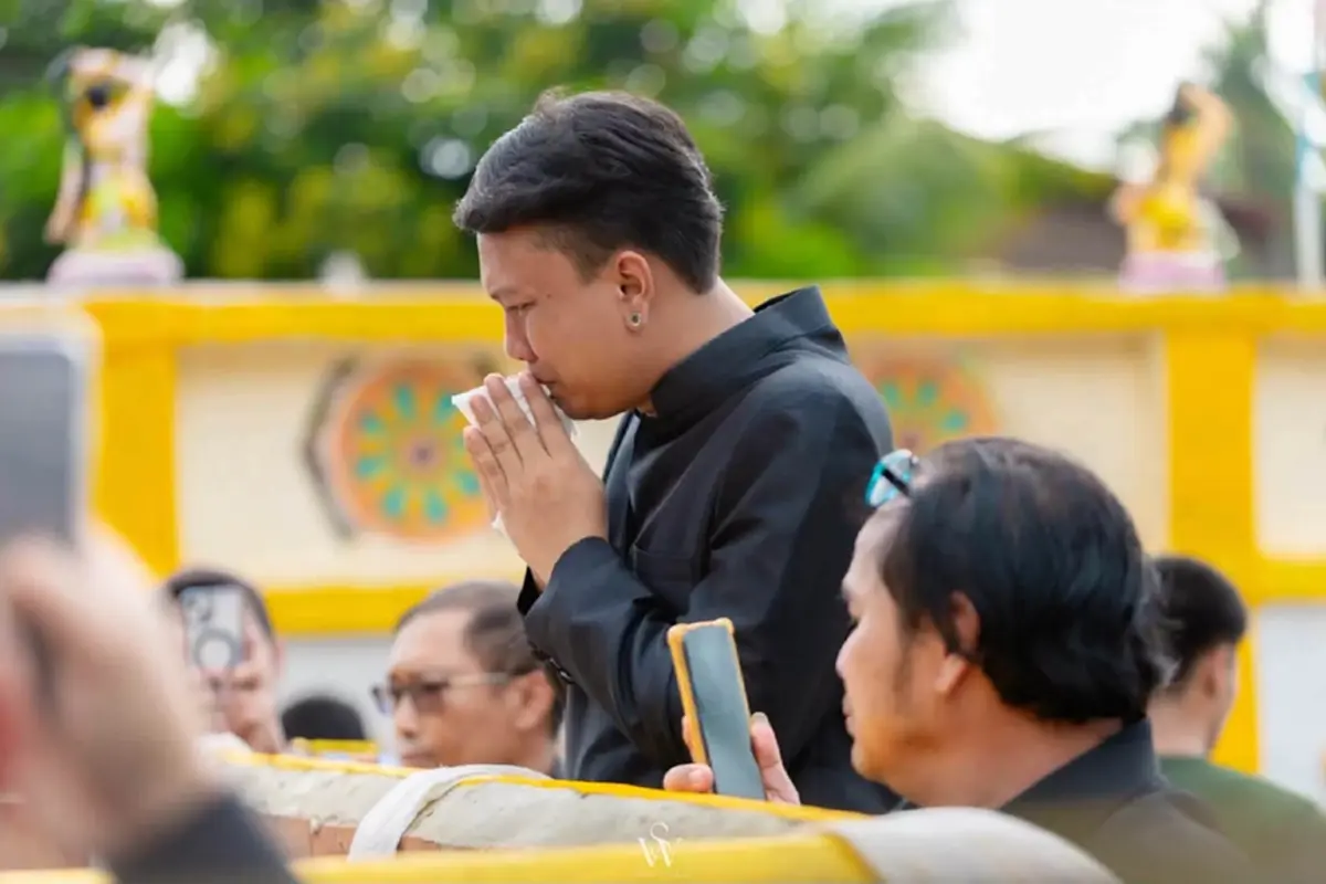 "ออย แสงศิลป์" ถึงกับขนลุก นาทีเก็บอัฐิฟันพระพ่อ นับดูได้เลขมงคล