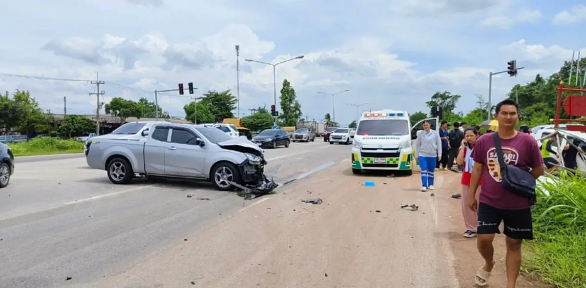 ชนสนั่นสระแก้ว! กระบะรีบเลี้ยวขวา ชนทางตรงพังยับ อ้างดูไฟผิด