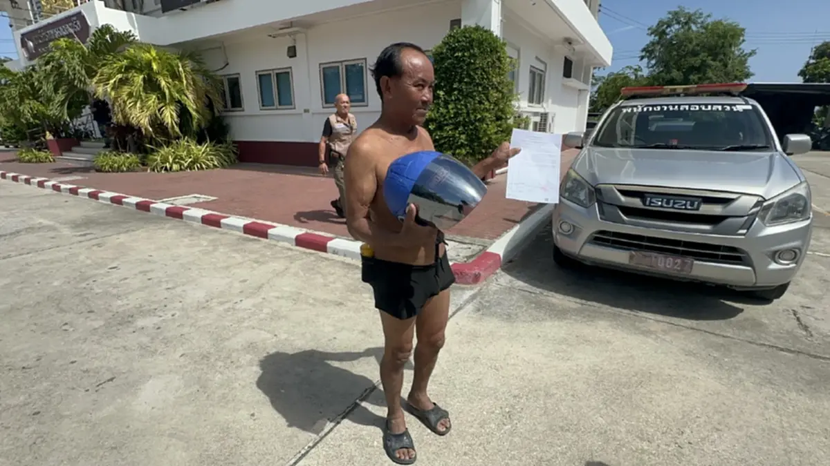 ใจร้ายมาก! ลุงลงหาปลาโดนฉกรถ-เสื้อผ้า เหลือแค่กางเกงใน