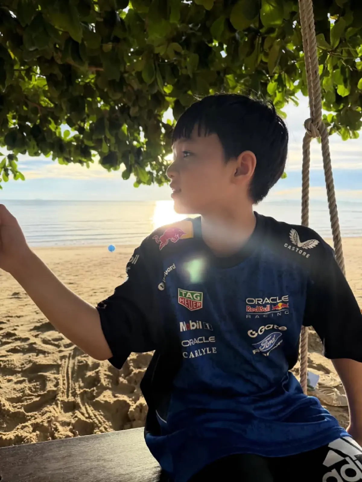 "แม่ชม อารยา" ยกแก๊ง "สายฟ้า-พายุ-น้องเกล" เช็กอินริมหาด