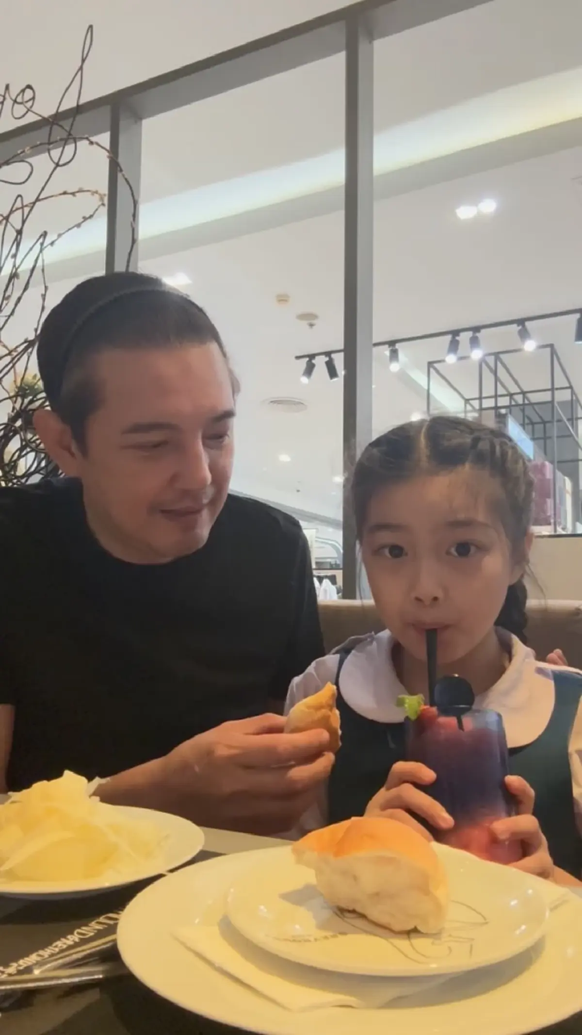 "น้องวีจิ" ลูกสาว "หนุ่ม ศรราม" สวมชุดไทยถอนสายบัวสุดอ่อนช้อย 