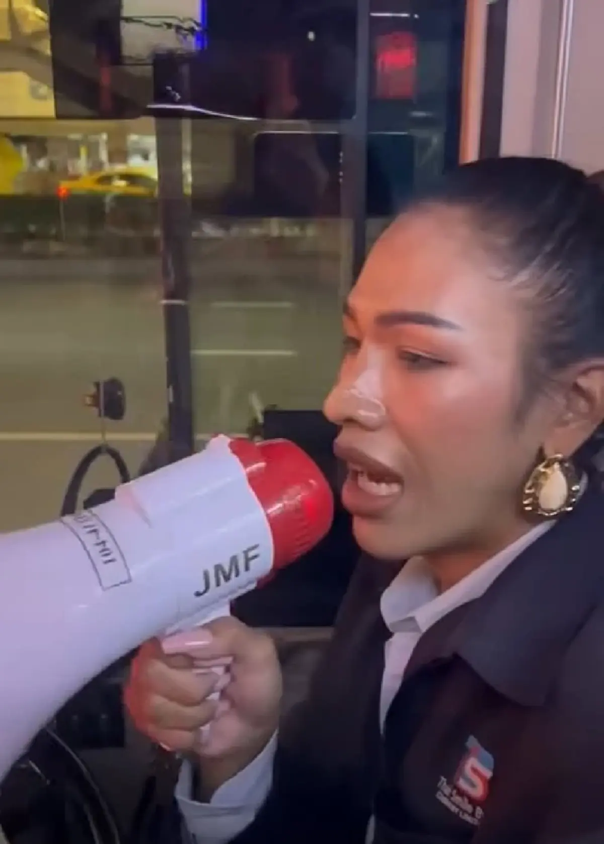 เปิดวาร์ป "จีจี้ ฐิติภา" คนขับรถเมล์ตัวแม่ ถือโทรโข่งฟาดแท็กซี่