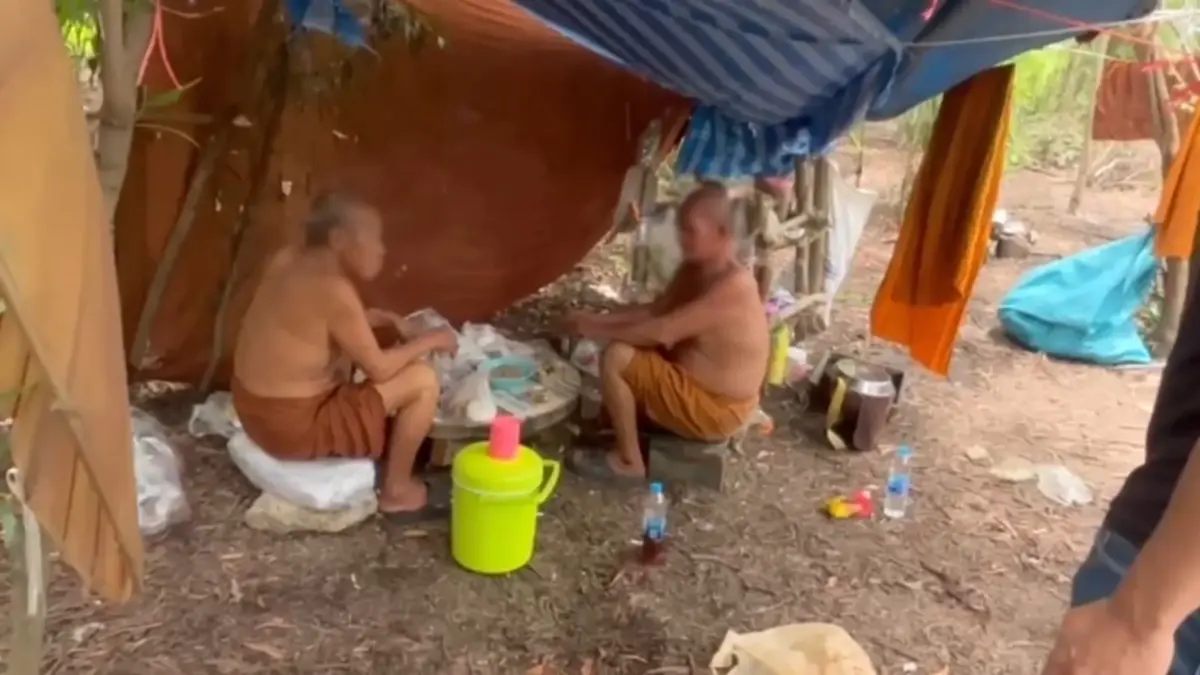รวบ 2 เฒ่าแต่งกายเลียนแบบพระสงฆ์ กางแคมป์กลางทุ่งนาหลอกชาวบ้าน