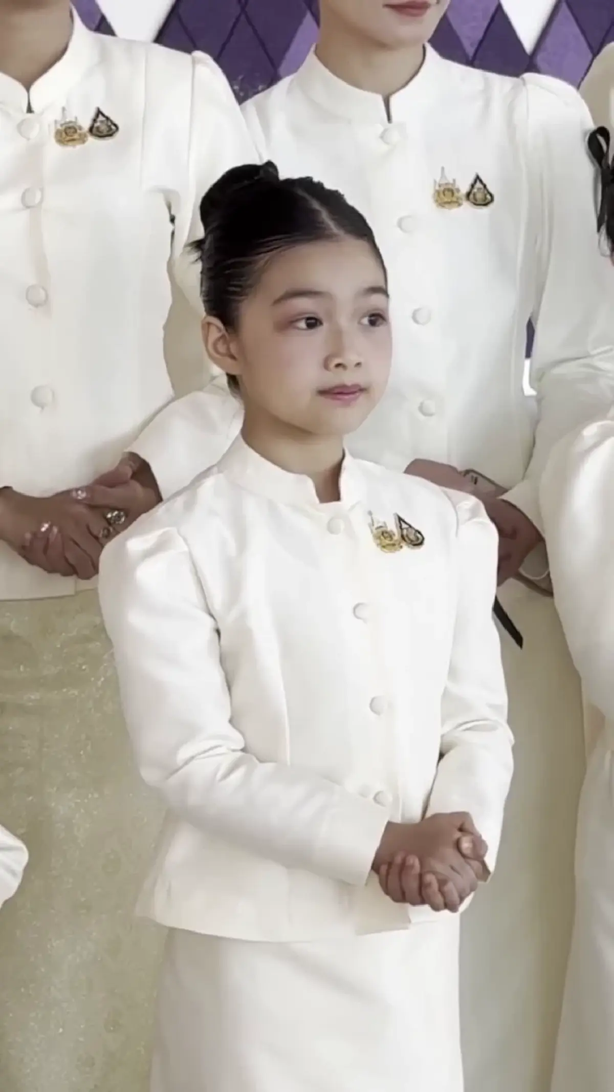 "น้องวีจิ" ลูกสาว "หนุ่ม ศรราม" สวมชุดไทยถอนสายบัวสุดอ่อนช้อย 