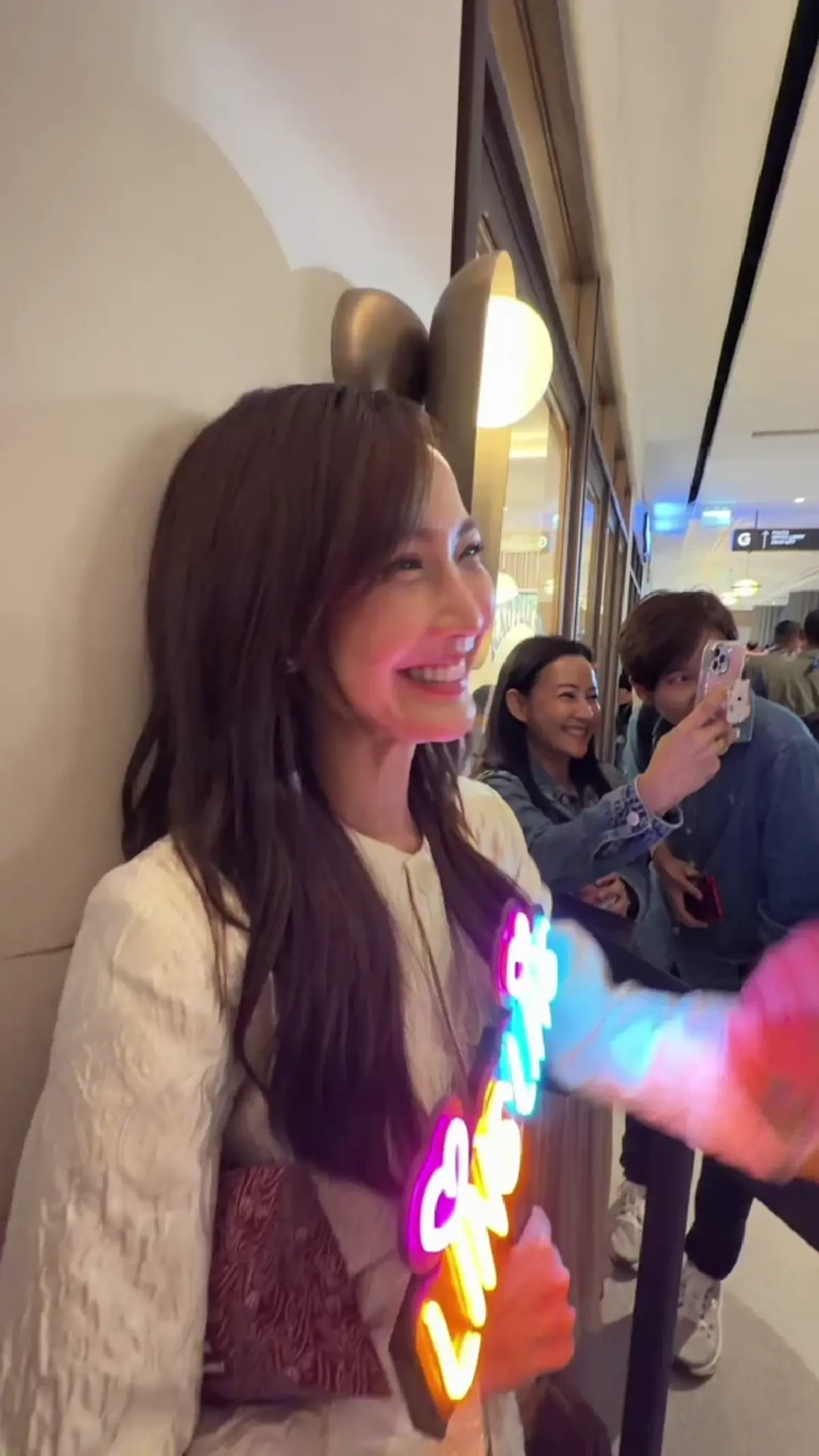 ตัวแม่ยังยอม  "แต้ว ณฐพร"   ถือป้ายไฟเซอร์ไพรส์นางเอกรุ่นน้อง 