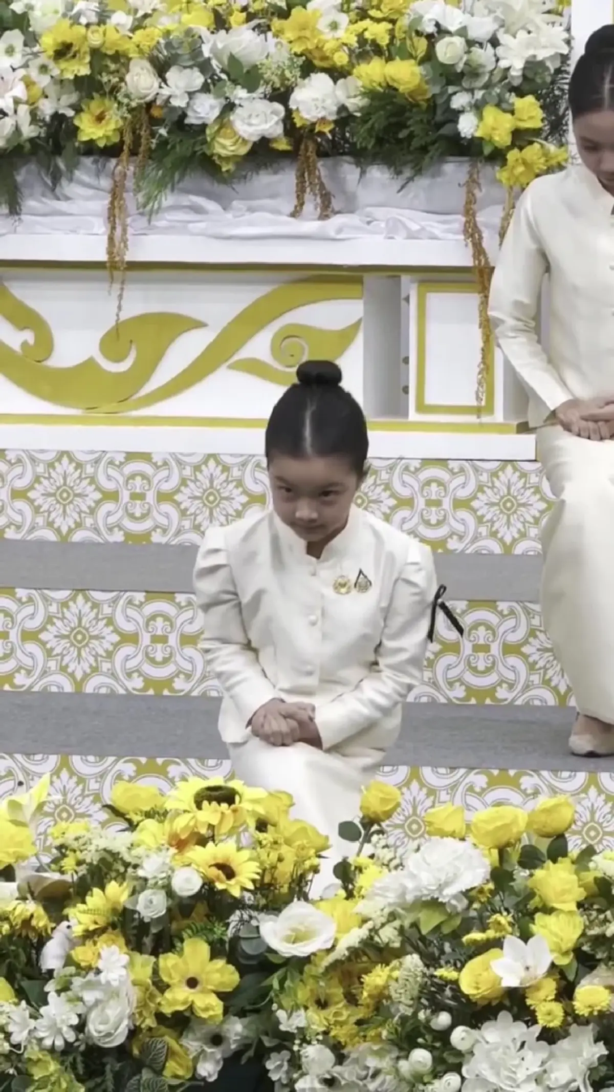 "น้องวีจิ" ลูกสาว "หนุ่ม ศรราม" สวมชุดไทยถอนสายบัวสุดอ่อนช้อย 