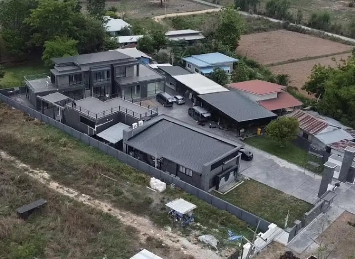  ใหญ่โตสมฐานะ  เปิดอาณาจักร "ครูเต้ย อภิวัฒน์" บ้านหรูทรงโมเดิร์น