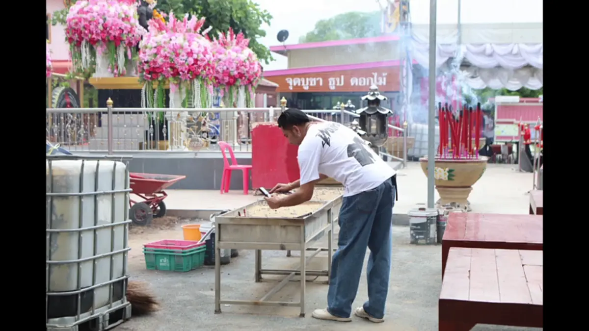 บอล เชิญยิ้ม ขอพรท้าวเวสสุวรรณ ก่อนจุดธูปเสี่ยงทายลุ้นโชค