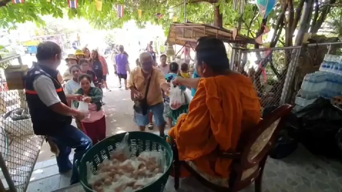 สุขใจทั้งวัด! ชาวบ้านหอบเปลือกไข่ต่อคิวแลกไข่ เซฟเงิน ลดขยะ
