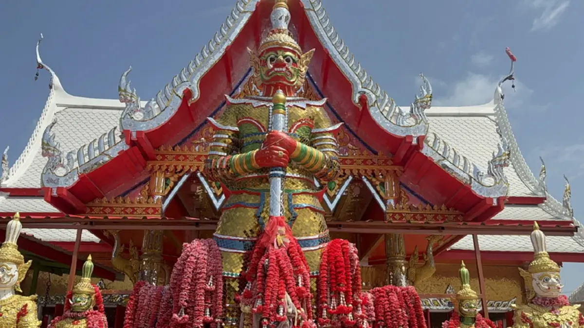 โค้งสุดท้ายคึกคัก! คอหวยแห่ขอเลขท้าวเวสสุวรรณ วัดสนามชัย