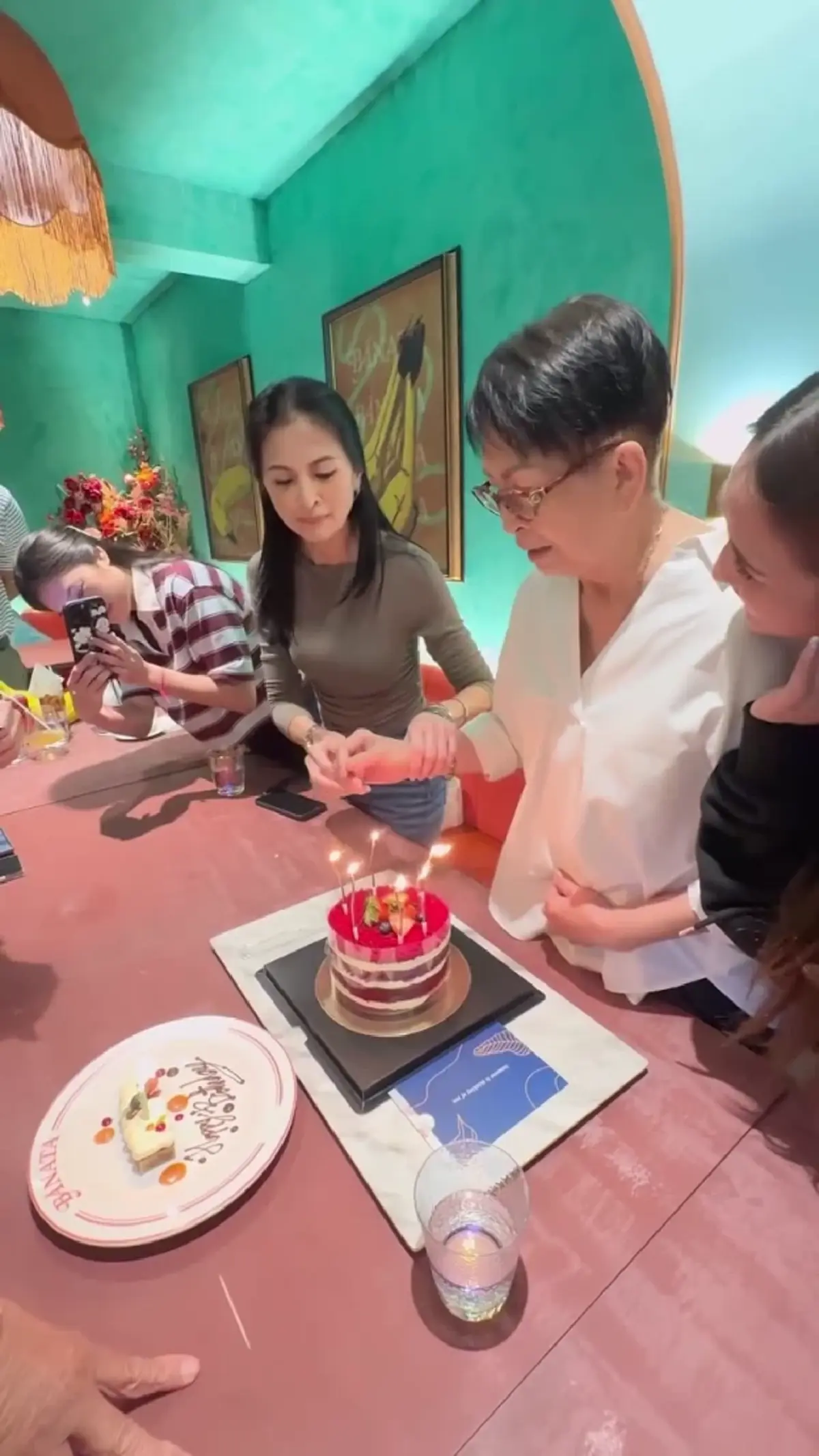  "พีท ทองเจือ" ยกบ้านแท็กทีมลูกหลาน ฉลองวันเกิดคุณแม่วัย 80 ปี