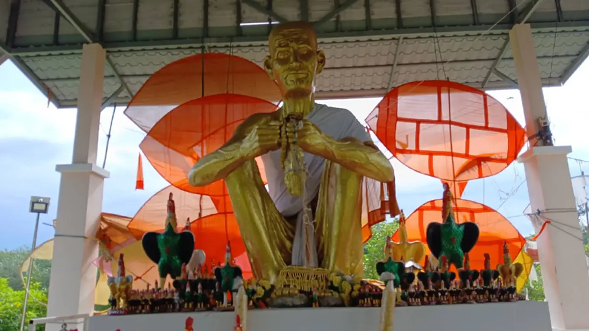 ฮือฮา! พญาบึ้งโผล่กระท่อมละสังขาร "หลวงปู่สรวง" แห่ส่องเลข