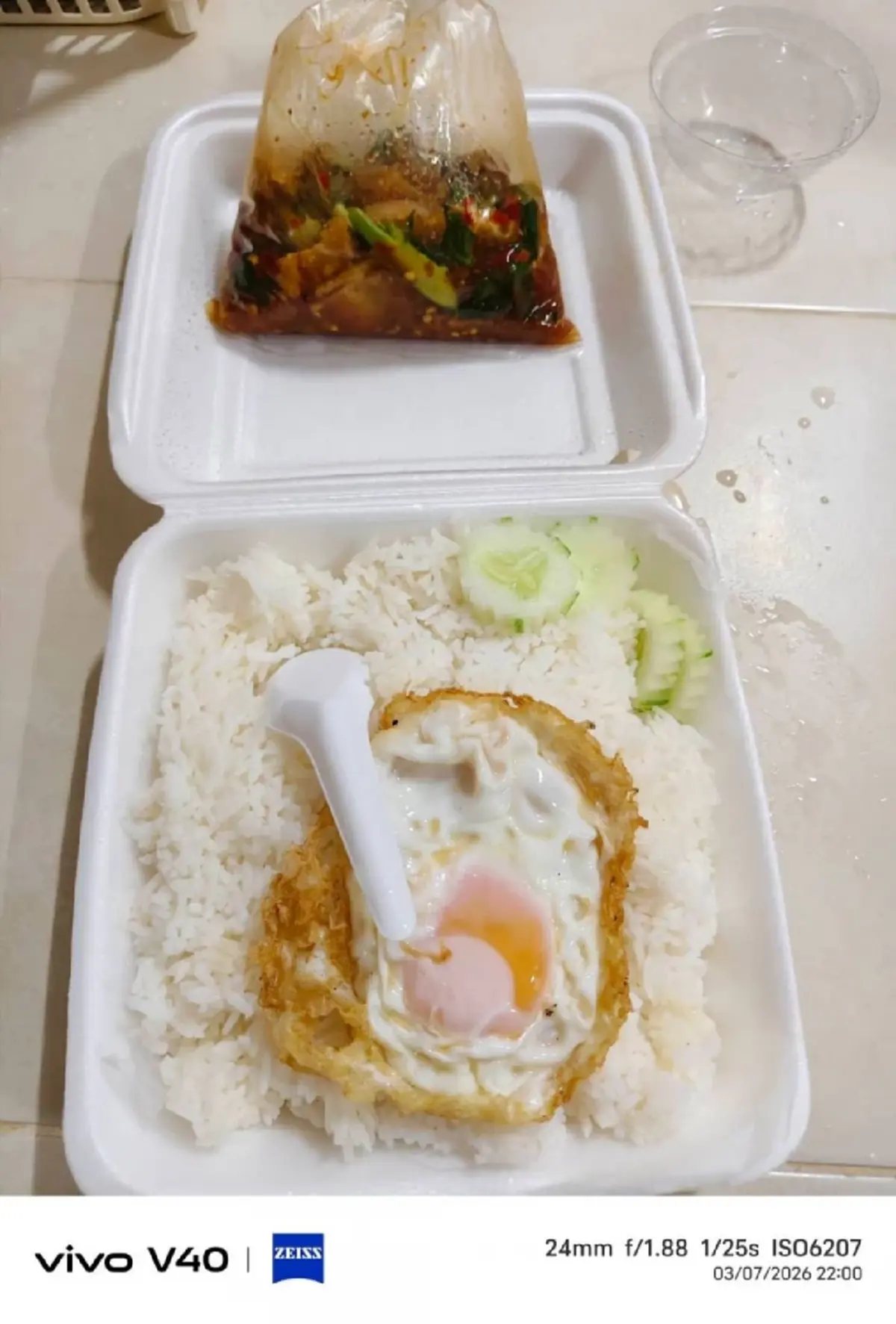 ดราม่าสนั่น! ลูกค้าโพสต์ข้าวกะเพราหมูกรอบพิเศษ 200 บาท แพงไหม?