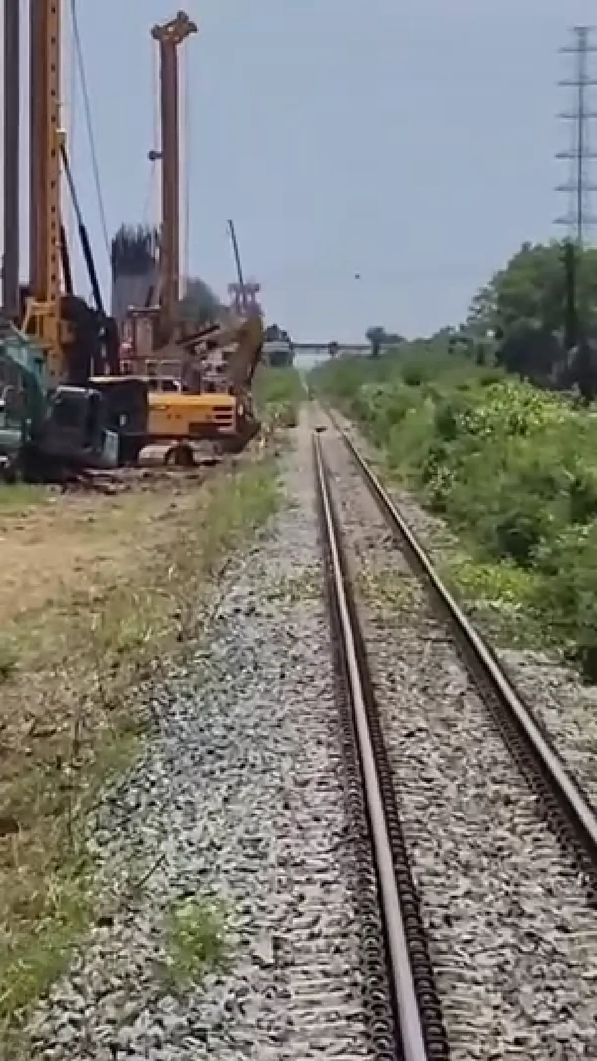 หวิดวินาศภัย! รถไฟเบรกชะลอแบ็คโฮเหวี่ยงแขนใกล้รางสระบุรี