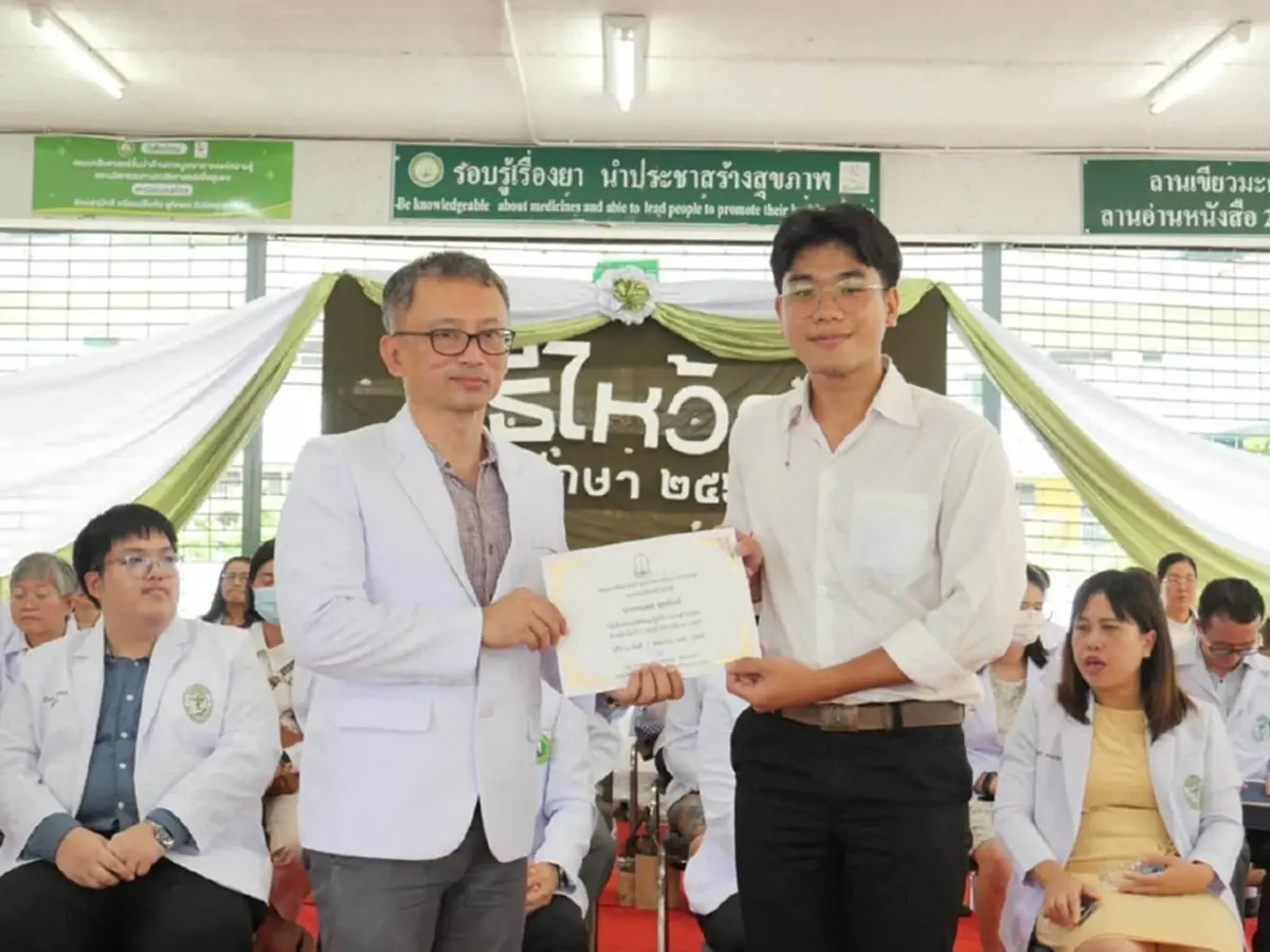 หนุ่มนิสิตเภสัชฯ ปี 3 ไม่ยอมแพ้ความจน กิน-นอนที่วัด เพื่อได้เรียน