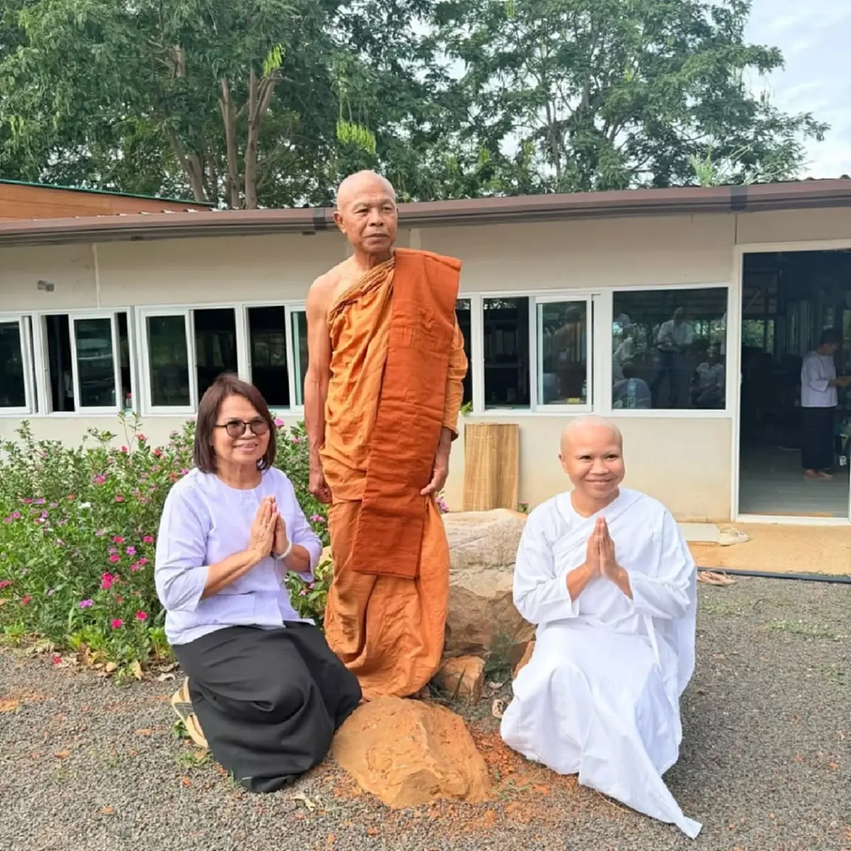 อนุโมทนาบุญ  เจ้าของบท "ละม่อม ไข่ตุ้ม" ละทางโลกเข้าพิธีบวชชี