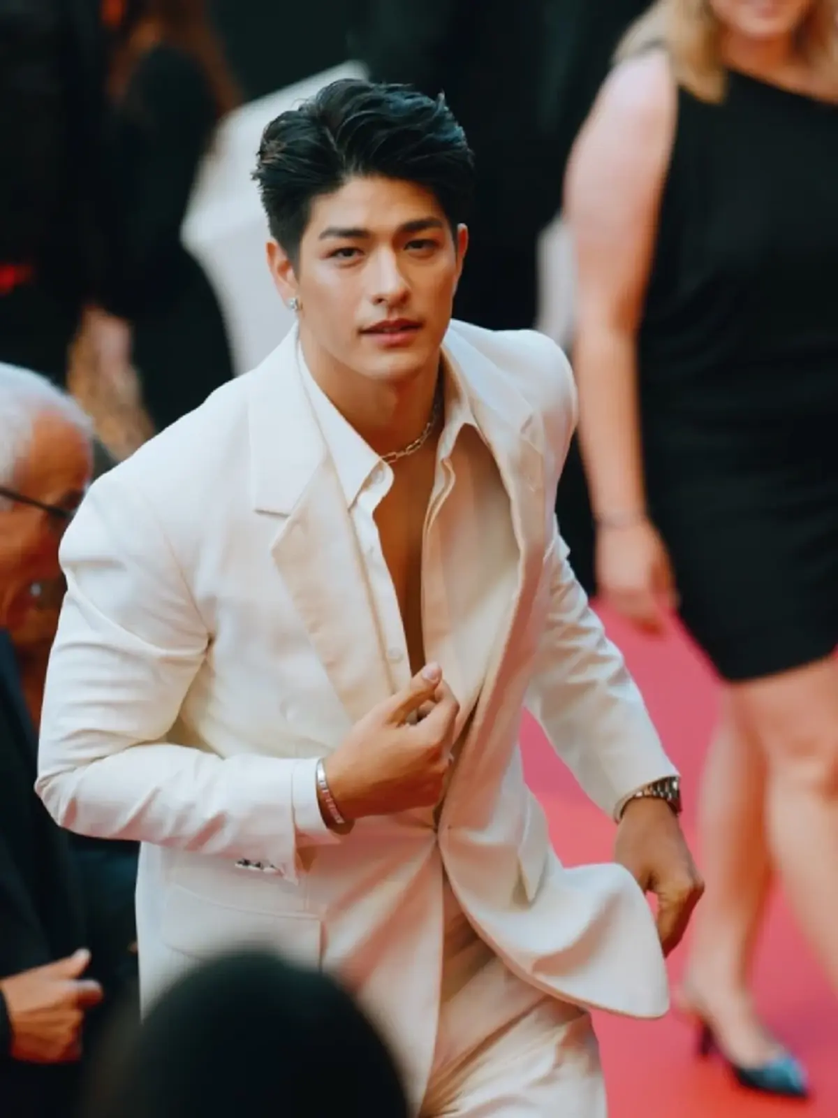 พระเอกหนุ่มหล่อใจดี ร่วมจิตอาสาและมอบรอยยิ้มให้กับน้องๆ