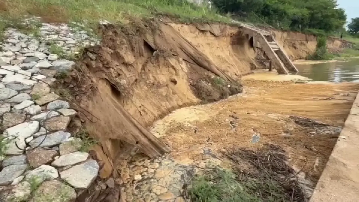 เขื่อนเรียงหินถล่มยาว 300 เมตร ชาวบ้านตัดเชือกลากแพหนีตาย