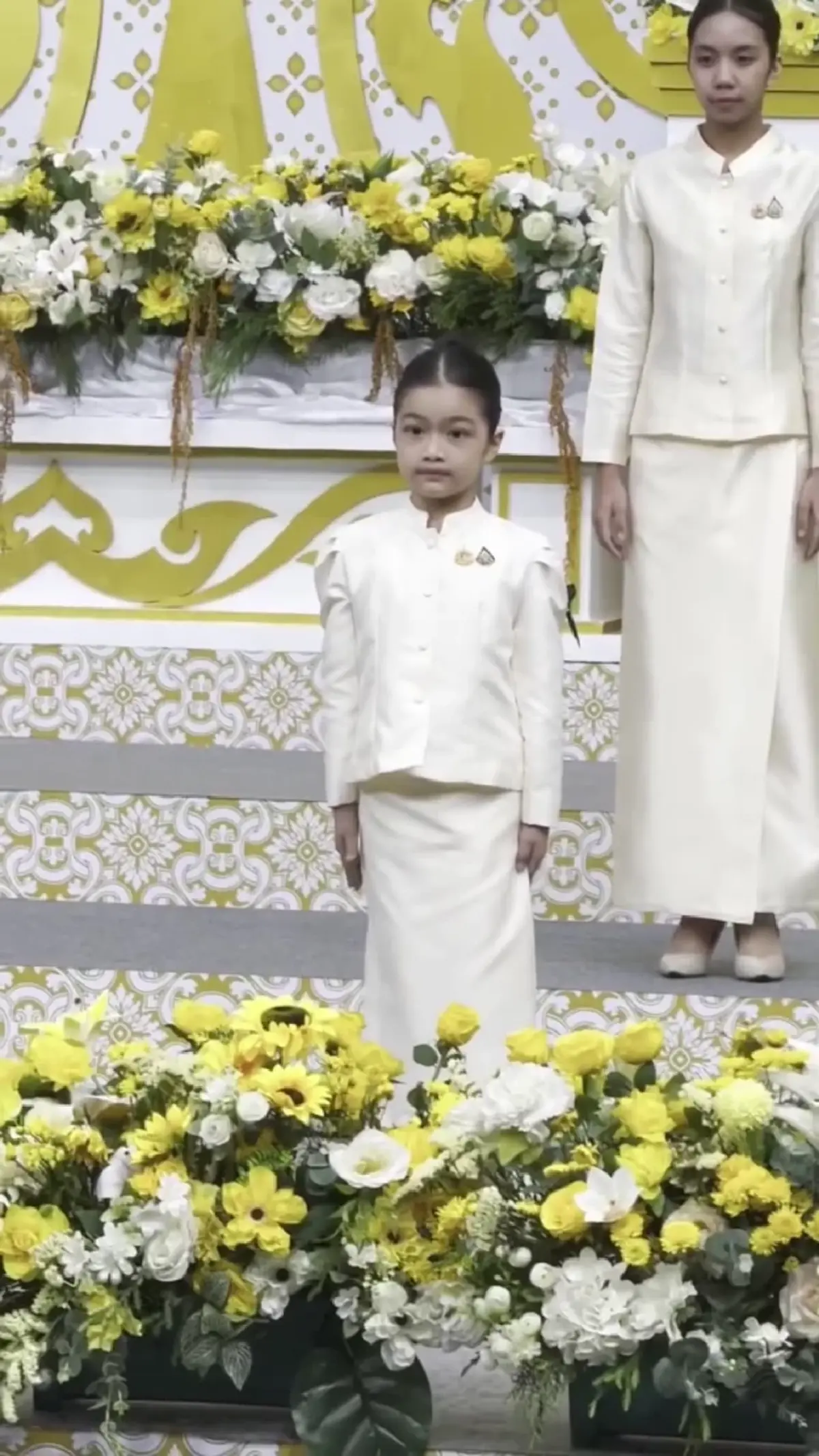 "น้องวีจิ" ลูกสาว "หนุ่ม ศรราม" สวมชุดไทยถอนสายบัวสุดอ่อนช้อย 