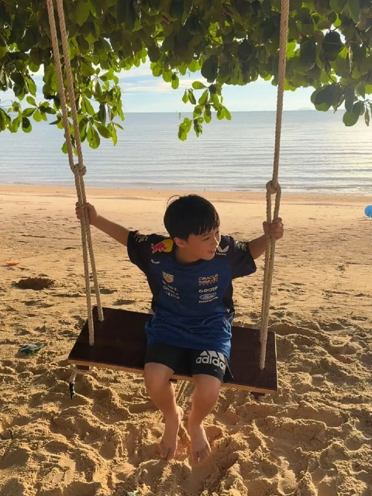 "แม่ชม อารยา" ยกแก๊ง "สายฟ้า-พายุ-น้องเกล" เช็กอินริมหาด