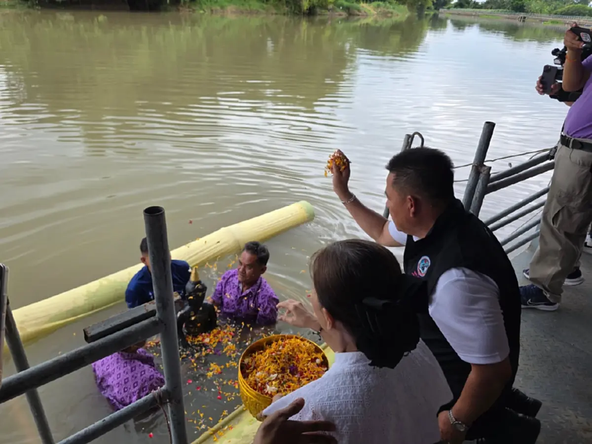 เปิดเลขมงคล เลขหางประทัด พิธีอัญเชิญหลวงพ่อดำ ลงสรงแม่น้ำท่าจีน 