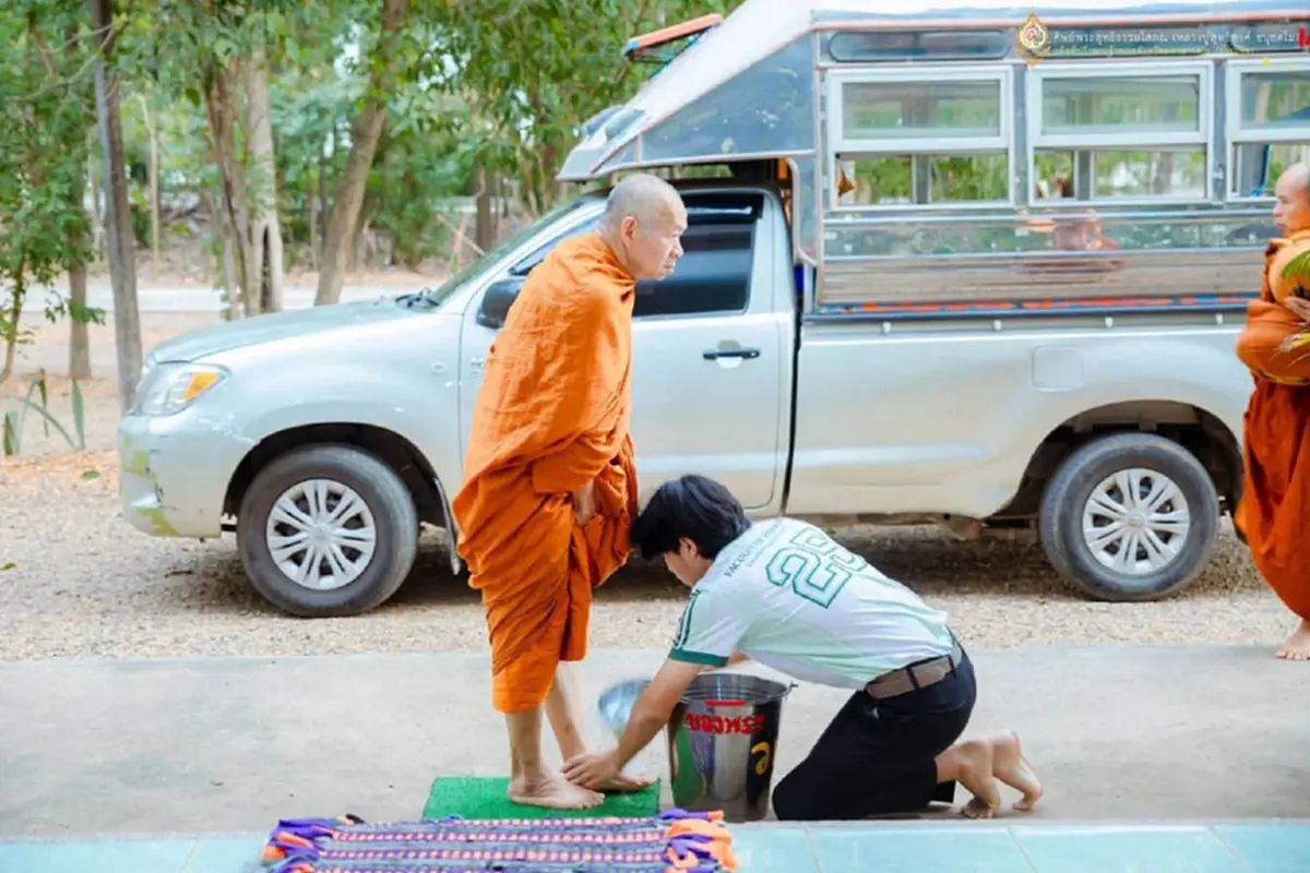 หนุ่มนิสิตเภสัชฯ ปี 3 ไม่ยอมแพ้ความจน กิน-นอนที่วัด เพื่อได้เรียน