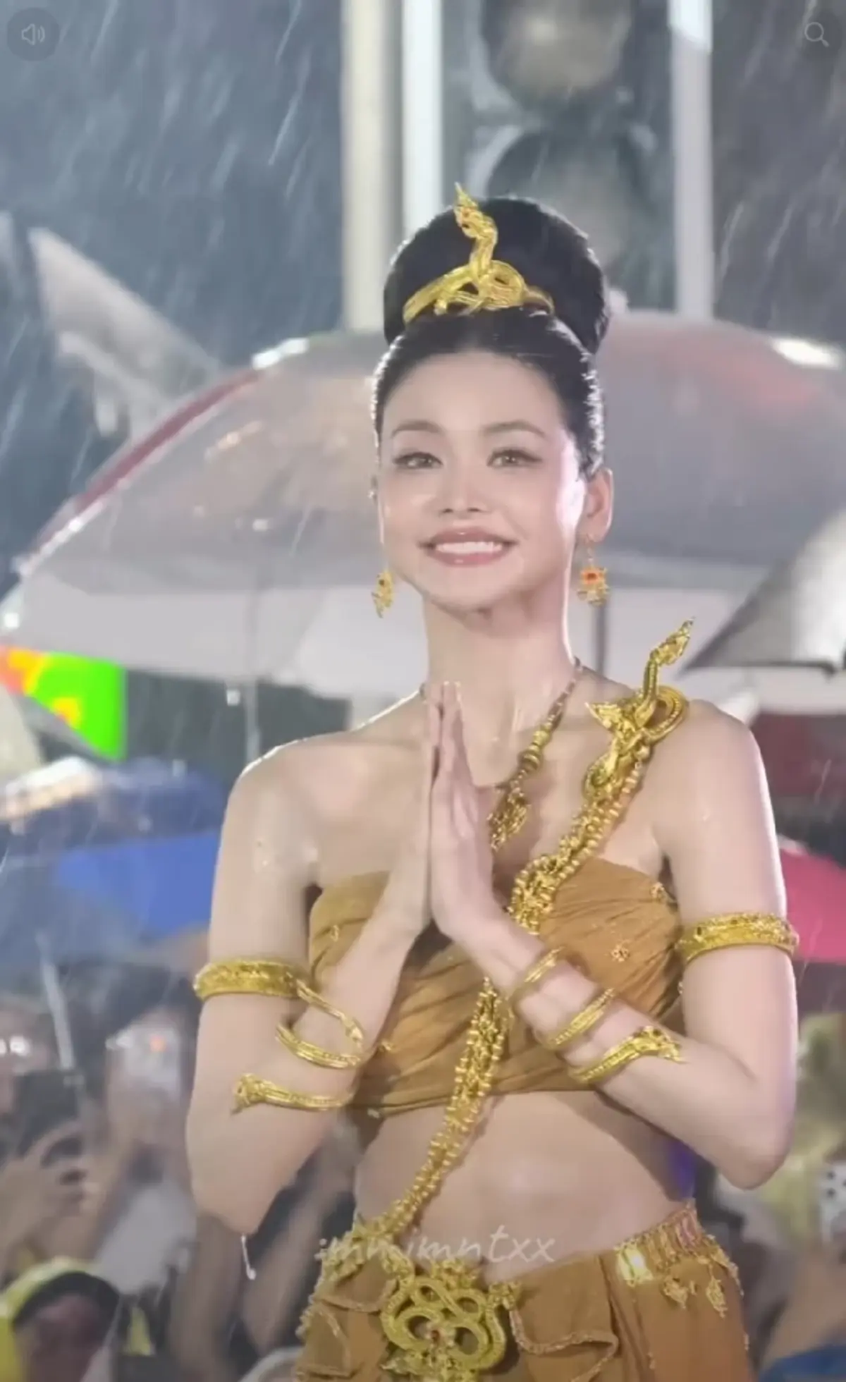 "อิงฟ้า วราหะ" รำบวงสรวงพ่อปู่กลางฝนกระหน่ำ ลั่นประโยคเด็ดทัชใจ