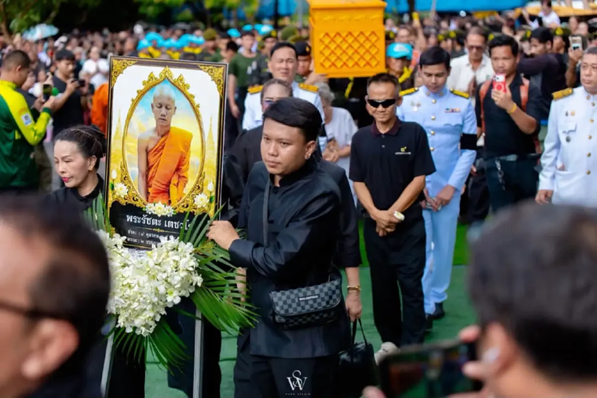 "ออย แสงศิลป์" ถึงกับขนลุก นาทีเก็บอัฐิฟันพระพ่อ นับดูได้เลขมงคล