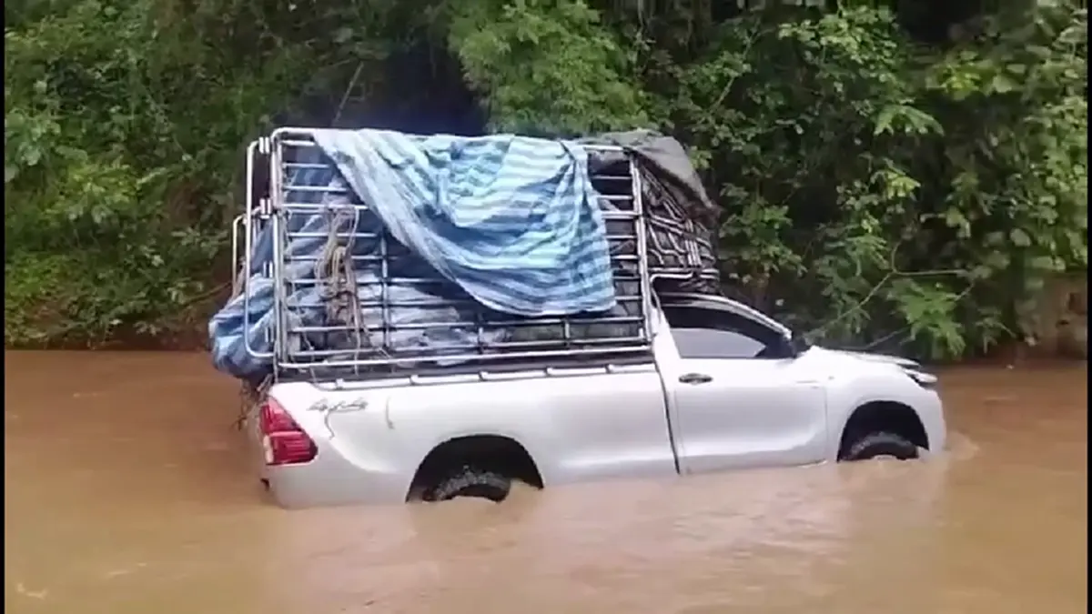 น้ำป่าทะลักแม่สะเรียง ซัดรถบรรทุกดับกลางห้วย หนีตายวุ่น