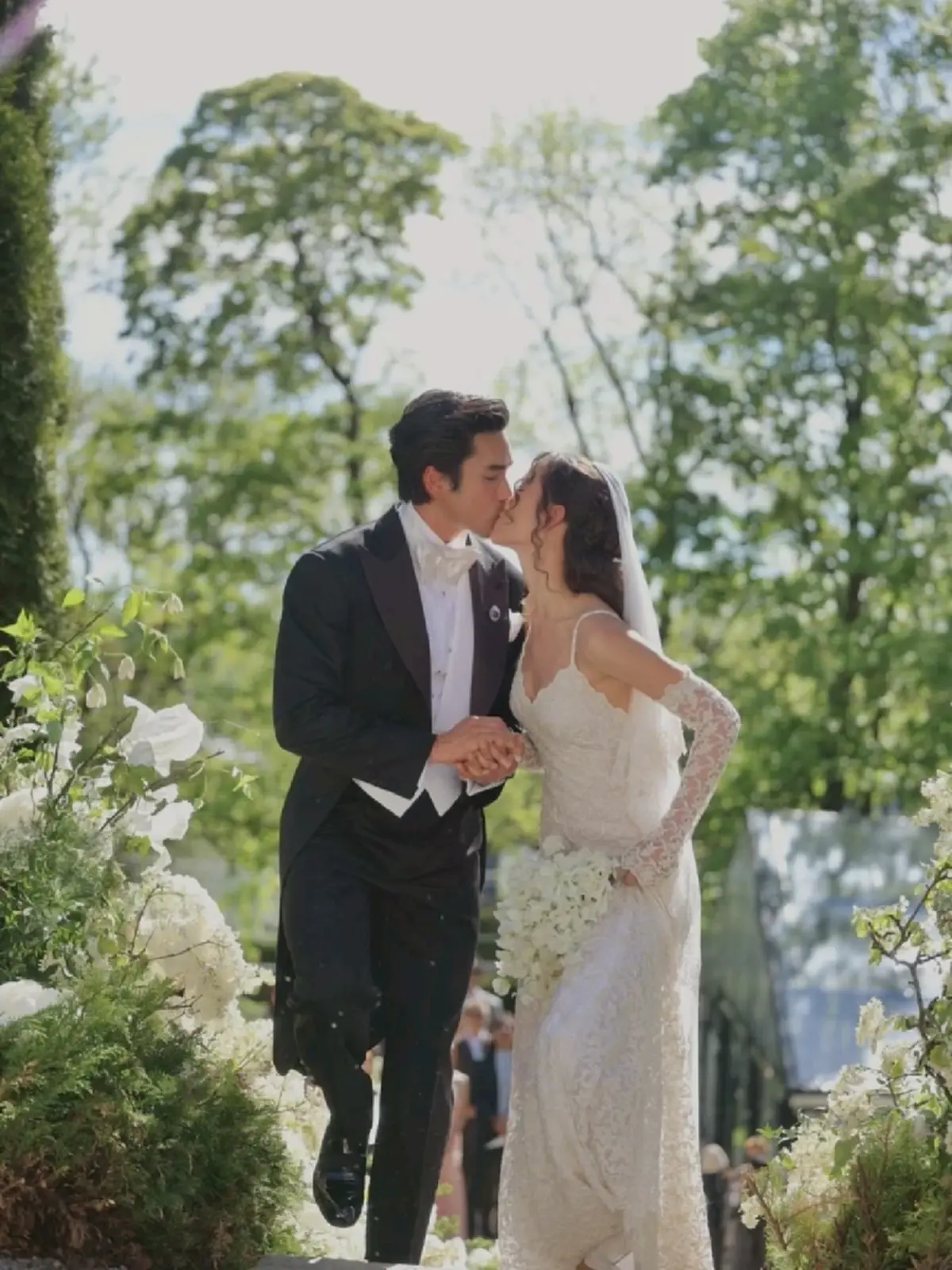 เผยโฉม "การ์ดแต่งงาน ณเดชน์-ญาญ่า" ฉบับ กทม. ดีไซน์เก๋ ซ่อนกิมมิค 