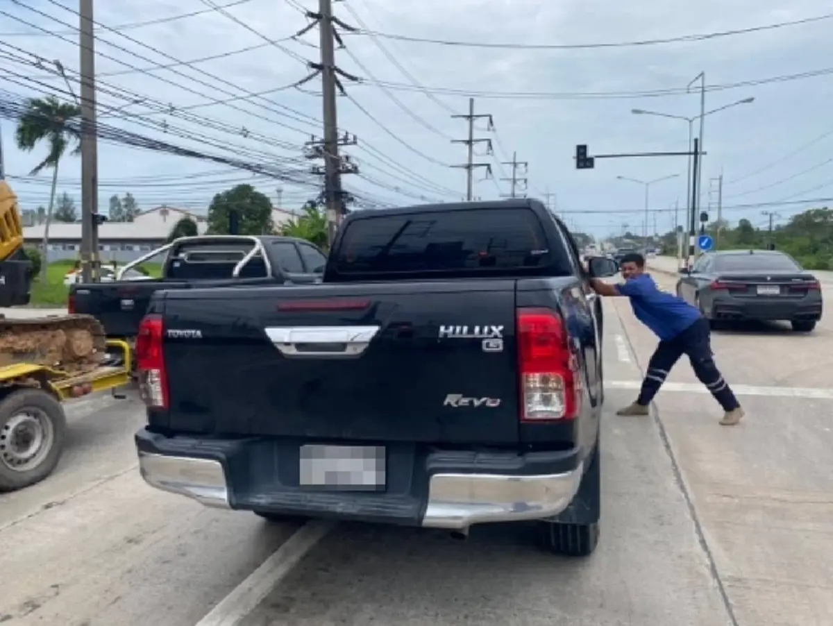 แตกตื่นทั้งแยก! หนุ่มหลับคารถติดไฟแดง กู้ภัยต้องงัดประตูช่วย