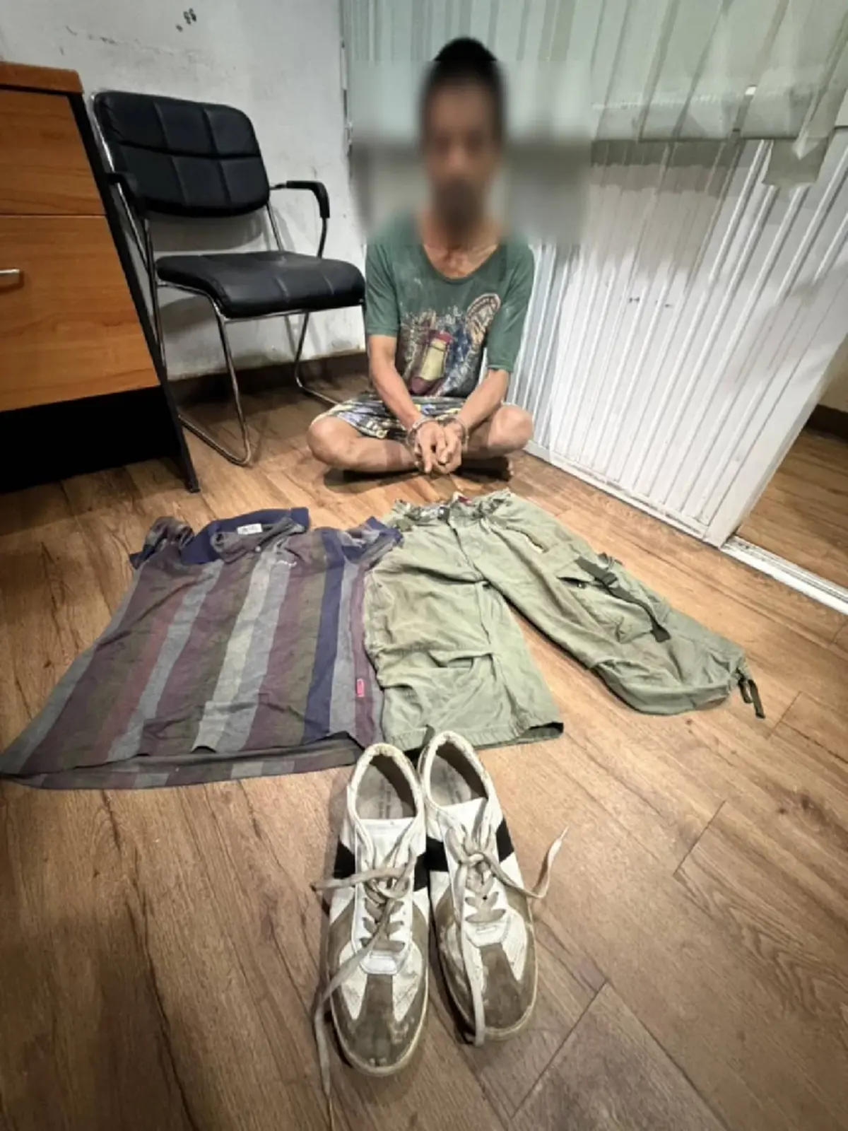 หนีไม่พ้น! รวบหนุ่มใช้อาวุธบุกชิงเงินร้านสะดวกซื้อ พัฒนาการ 26