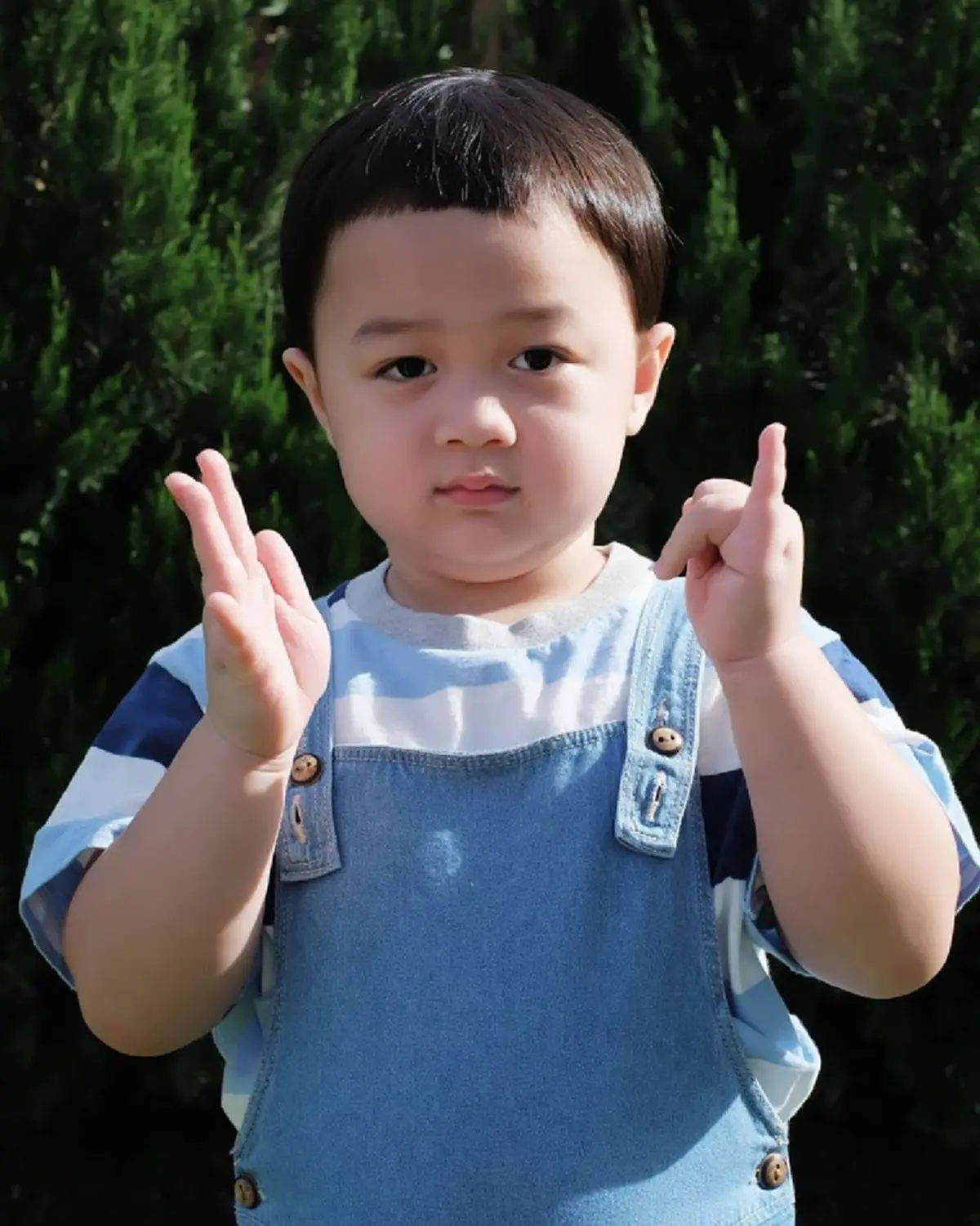 พัฒนาการความหล่อ "น้องพายุ" ลูกแม่ชมพู่ อารยา ในวัย 8 ขวบ