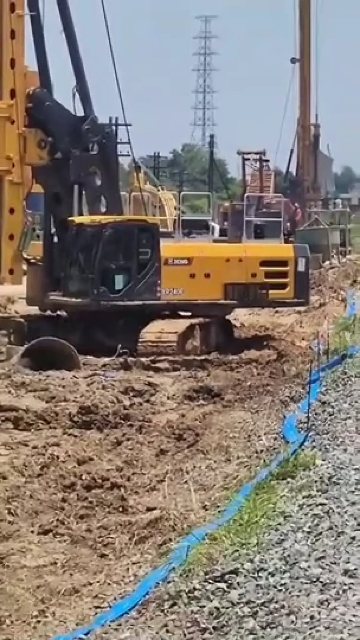 หวิดวินาศภัย! รถไฟเบรกชะลอแบ็คโฮเหวี่ยงแขนใกล้รางสระบุรี