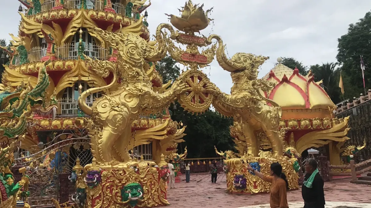 แห่ไหว้ขอพรหอระฆังวัดดังชัยภูมิ เห็นธูปม้วนเป็นเลข!