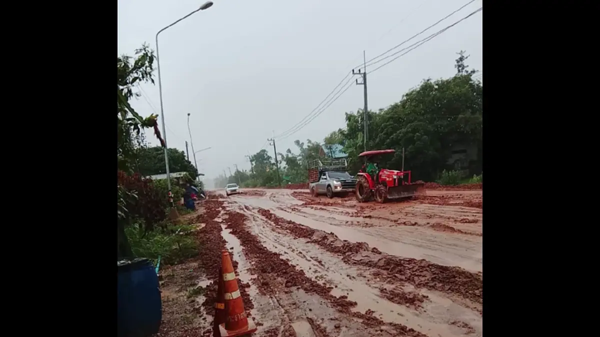 ชาวบ้านสุดทน! รื้อผิวถนน 2 เลนเจอฝนตกกลายเป็นโคลนติดหล่มยกสาย 
