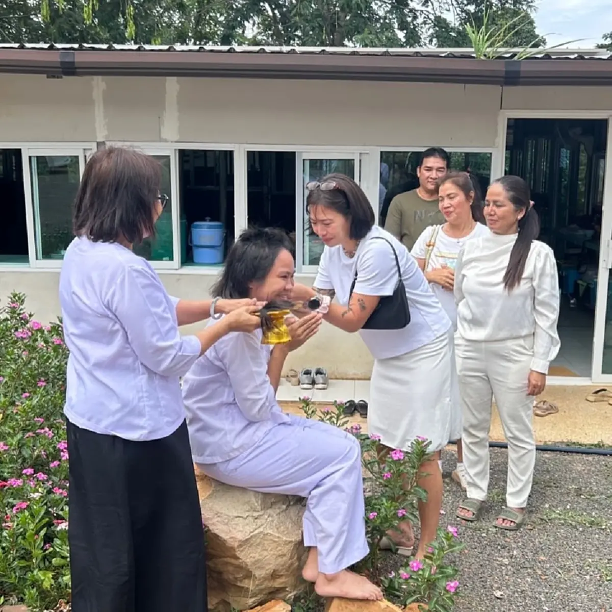 อนุโมทนาบุญ  เจ้าของบท "ละม่อม ไข่ตุ้ม" ละทางโลกเข้าพิธีบวชชี