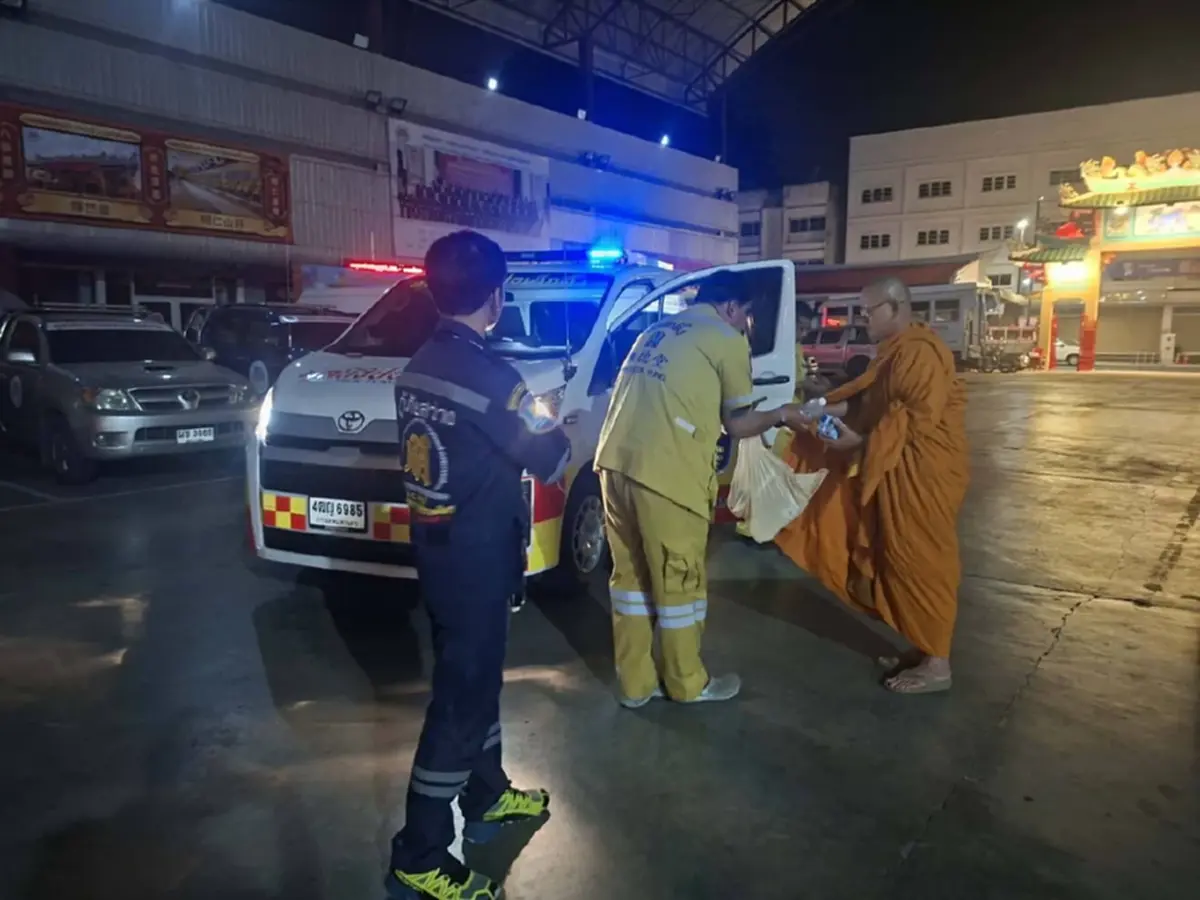 ภาพบีบหัวใจ! กู้ภัยโคราชรับหลวงพ่อเข้ากรุง รับร่างลูกสาว