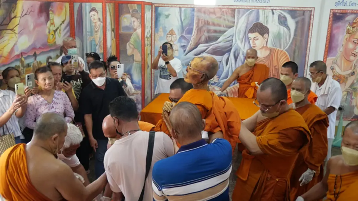 ศรัทธาล้นวัด! เปลี่ยนจีวรหลวงปู่เงื่อม พบสรีระยังคงเดิม