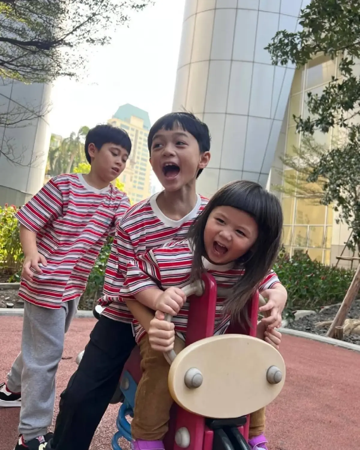 พัฒนาการความหล่อ "น้องพายุ" ลูกแม่ชมพู่ อารยา ในวัย 8 ขวบ