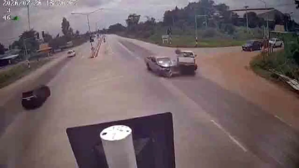 ชนสนั่นสระแก้ว! กระบะรีบเลี้ยวขวา ชนทางตรงพังยับ อ้างดูไฟผิด
