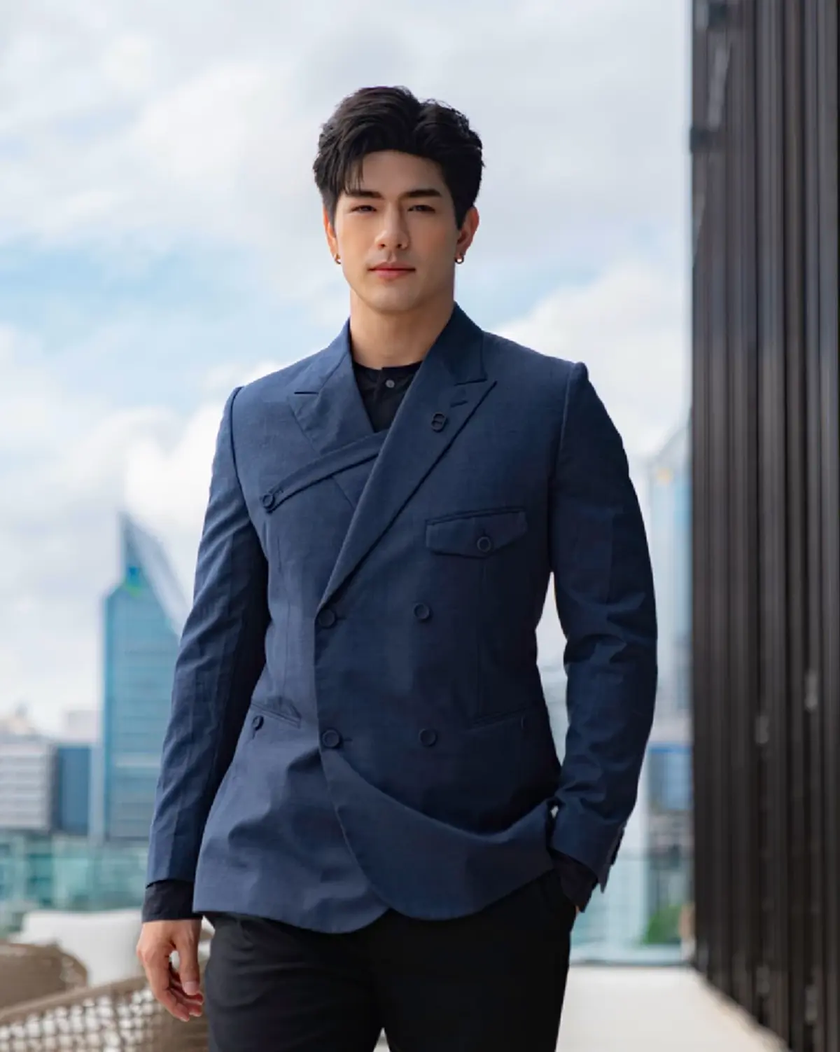 พระเอกหนุ่มหล่อใจดี ร่วมจิตอาสาและมอบรอยยิ้มให้กับน้องๆ