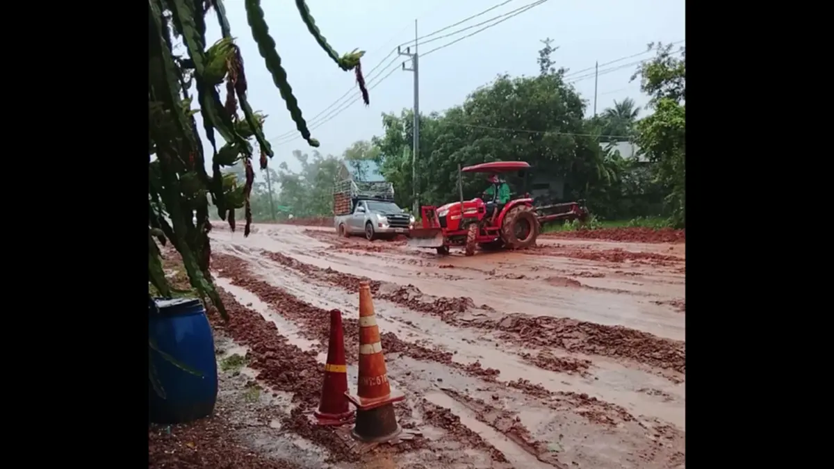 ชาวบ้านสุดทน! รื้อผิวถนน 2 เลนเจอฝนตกกลายเป็นโคลนติดหล่มยกสาย 
