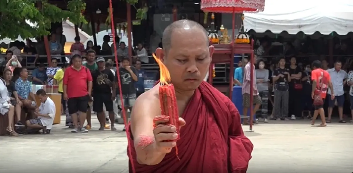 ฮือฮาทั้งวัด! พระอาทิตย์ทรงกลดกลางพิธี คอหวยแห่ส่องเลขทันที