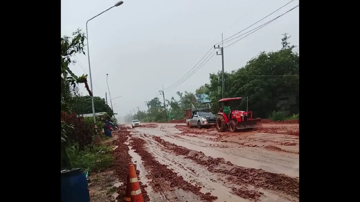 ชาวบ้านสุดทน! รื้อผิวถนน 2 เลนเจอฝนตกกลายเป็นโคลนติดหล่มยกสาย 