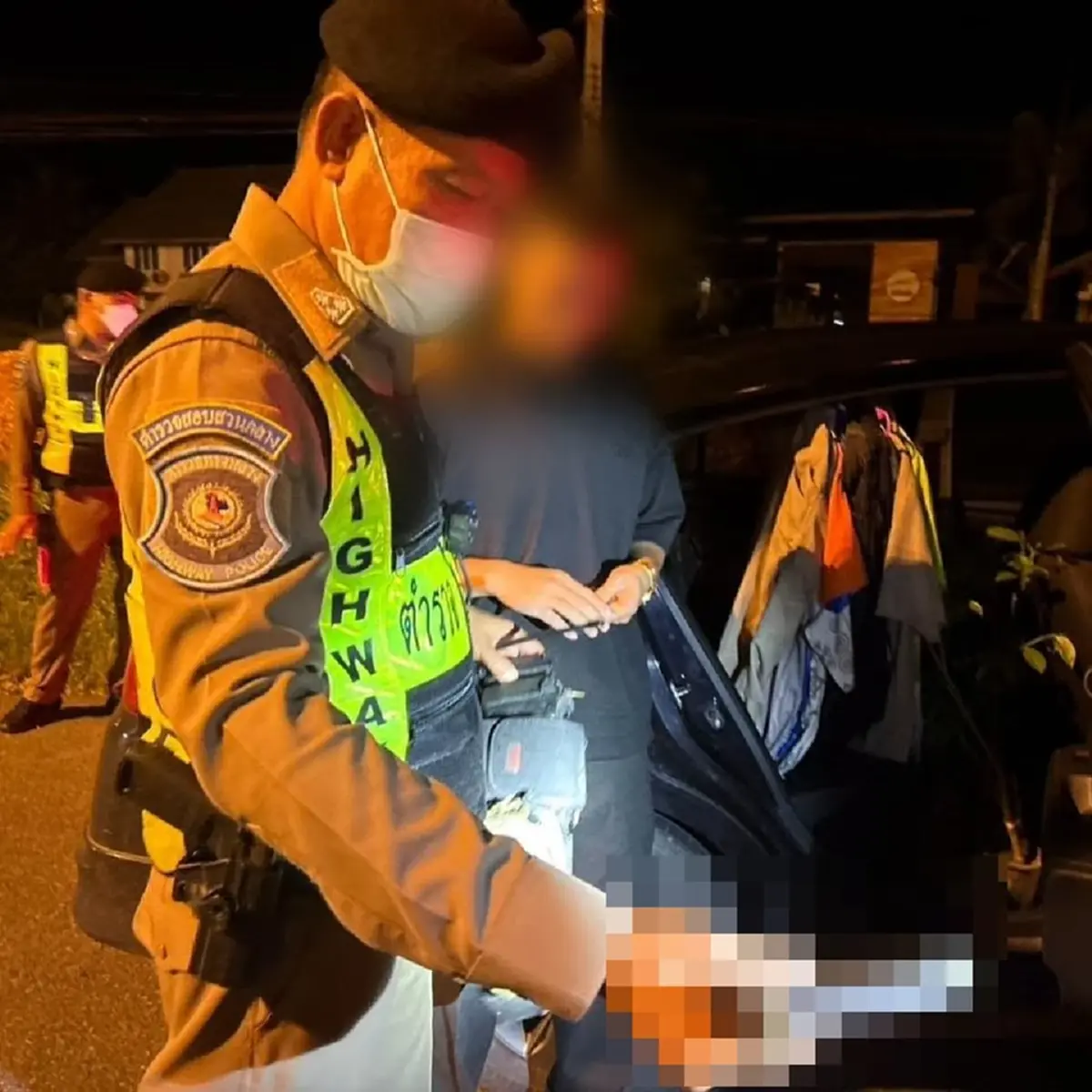 "พ.ต.ท." ตำรวจทางหลวง โดนเด้งแล้ว เซ่นจับอาวุธ อส.ทหารพราน