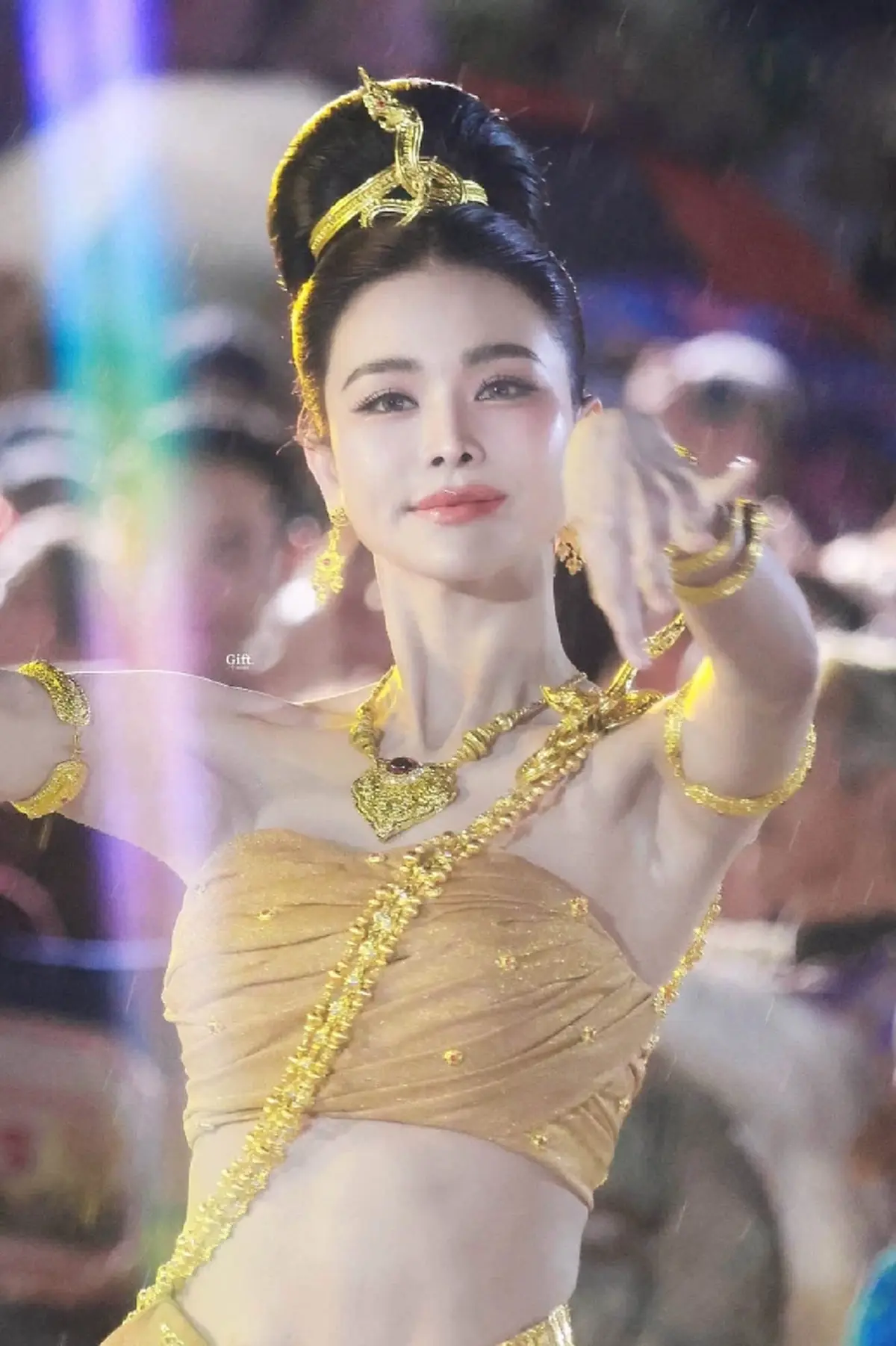 "อิงฟ้า วราหะ" รำบวงสรวงพ่อปู่กลางฝนกระหน่ำ ลั่นประโยคเด็ดทัชใจ