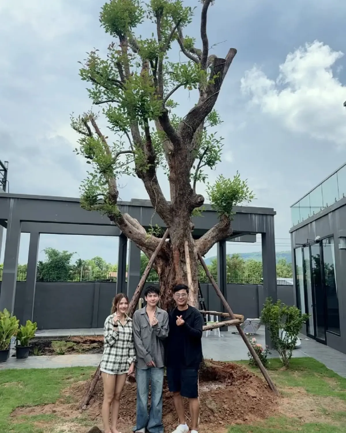  ใหญ่โตสมฐานะ  เปิดอาณาจักร "ครูเต้ย อภิวัฒน์" บ้านหรูทรงโมเดิร์น
