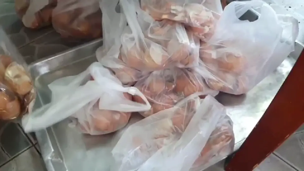 สุขใจทั้งวัด! ชาวบ้านหอบเปลือกไข่ต่อคิวแลกไข่ เซฟเงิน ลดขยะ